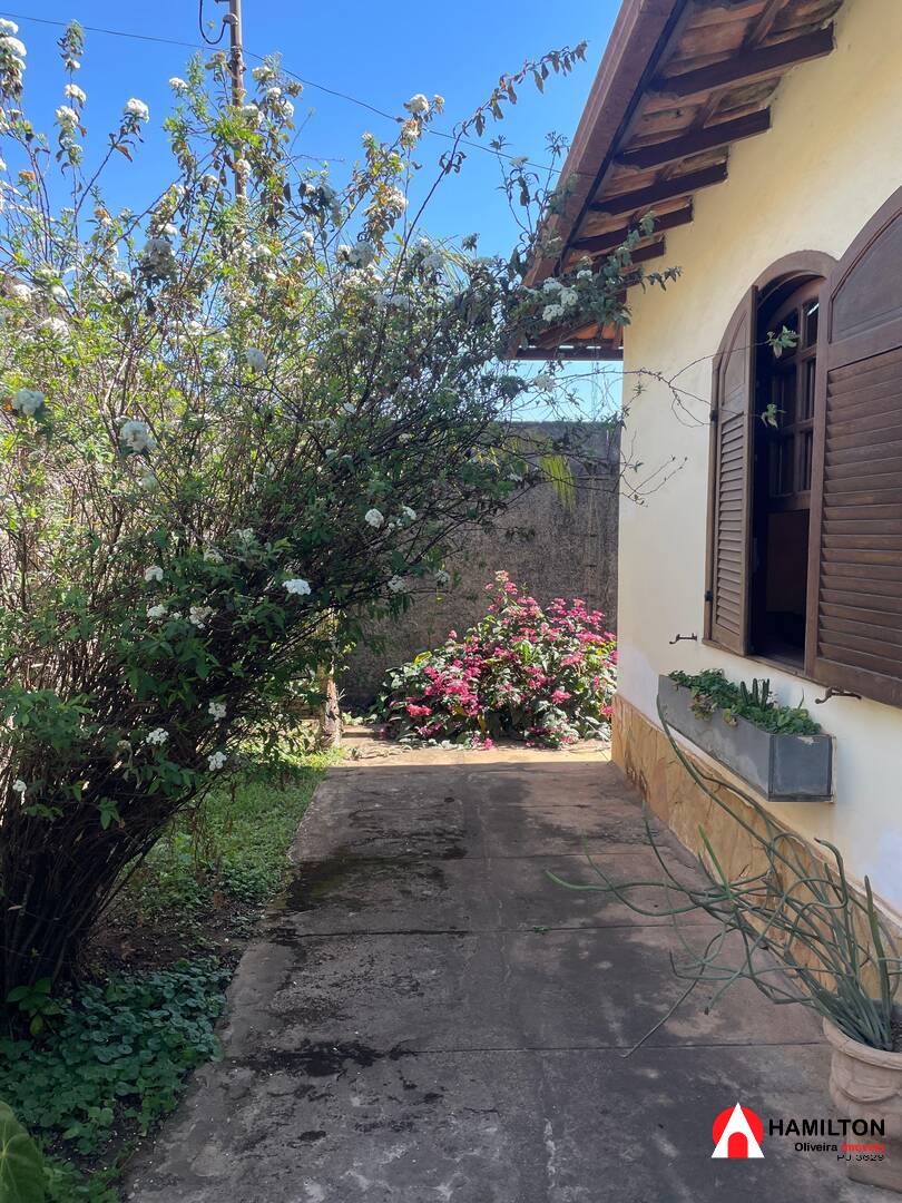 Casa à venda no bairro Santa Efigênia – Itabirito (porteira fechada)
