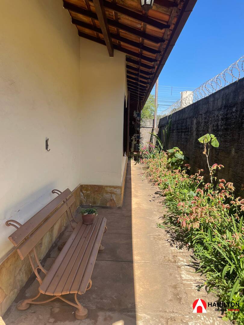 Casa à venda no bairro Santa Efigênia – Itabirito (porteira fechada)