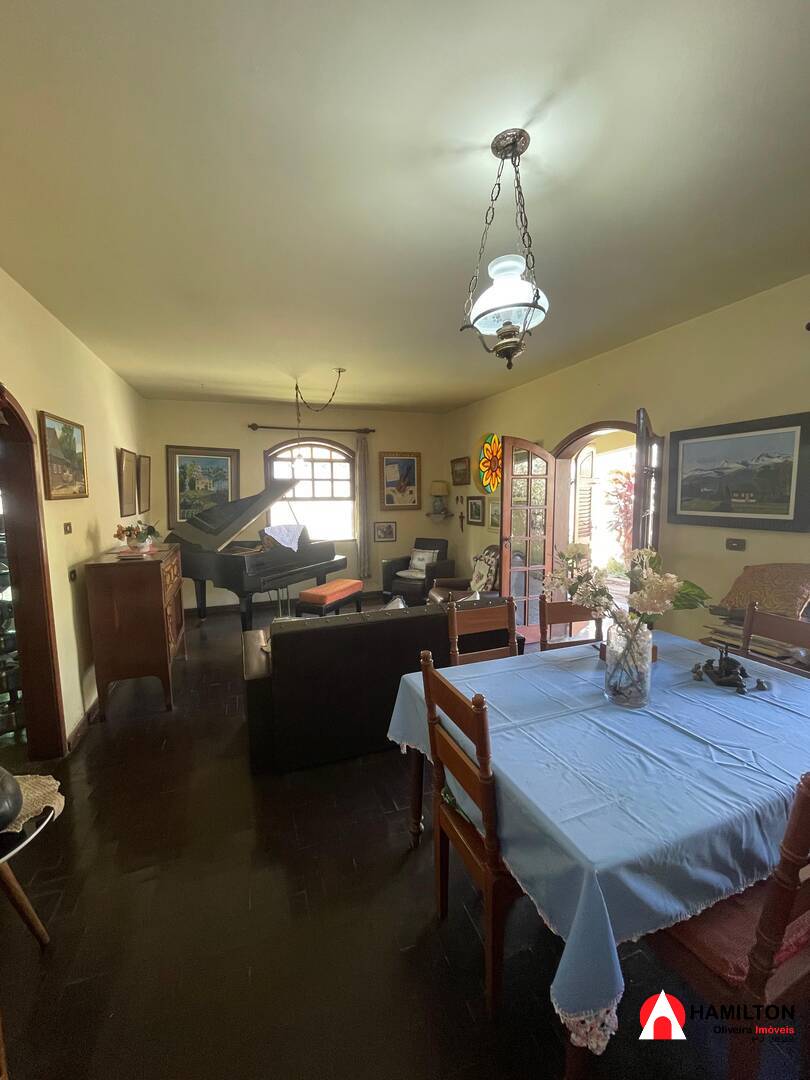 Casa à venda no bairro Santa Efigênia – Itabirito (porteira fechada)